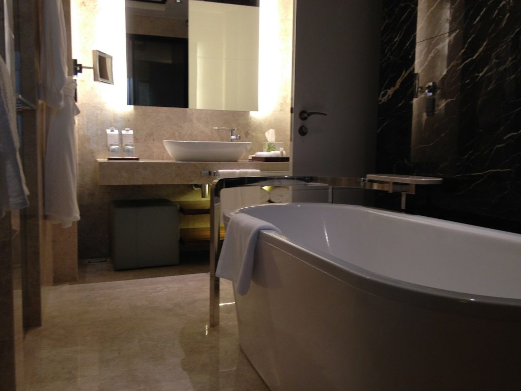 bathroom-231752_1920